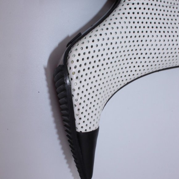 Michael Kors Abigail White/Black Leather Boot Size 40 One Boot Only Not A Pair - Picture 3 of 10